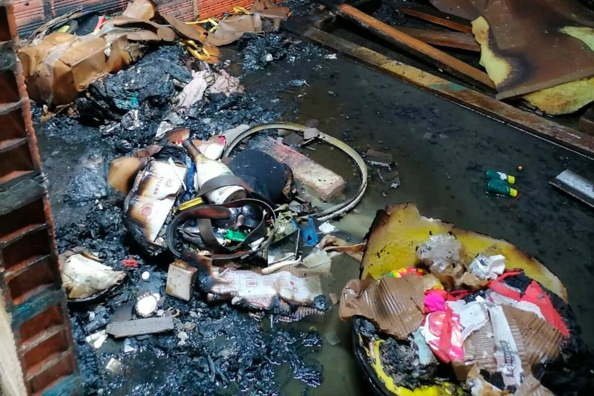 ¿Provocado? Bomberos controla incendio en vivienda de Barrio Chino