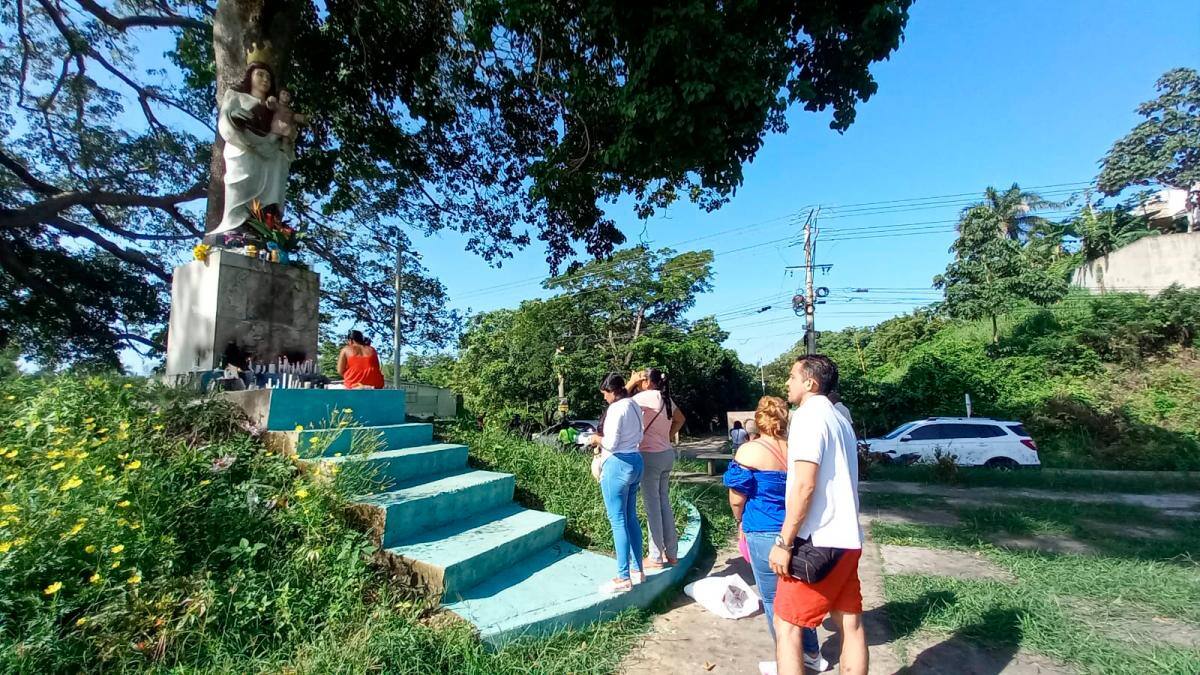 En Turbaco, fieles oran frente a la imagen en el sector La Virgencita sobre la Troncal de Occidente. //JULIO CASTAÑO