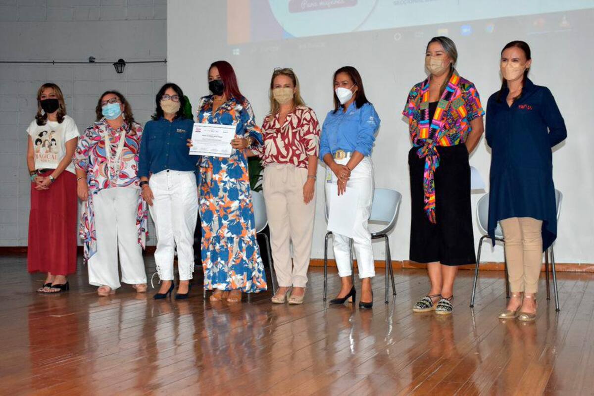 Primeras graduadas de la Escuela de Liderazgo Público para Mujeres