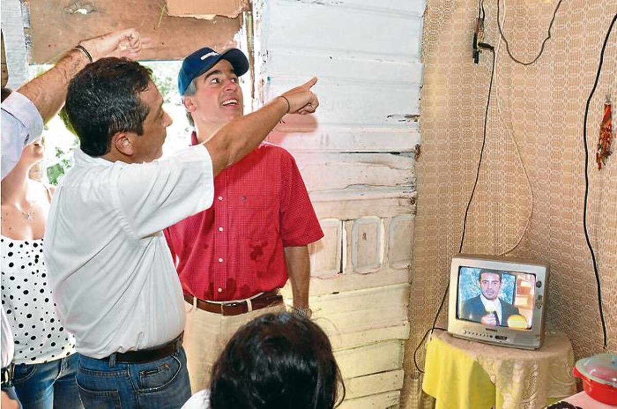 El viceministro de Minas y Energía, Orlando Cabrales (camisa roja) ratificó que la cultura del no pago sigue presente en las comunidades pobres, a pesar de las ayudas del Gobierno. FOTO CORTESIA