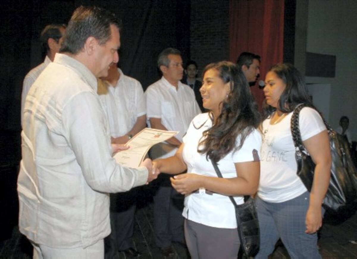 Jesús Paternina Samur haciendo entrega del premio de Consagración a una vida Periodística a las hijas de Carmelo Polo Camaño.