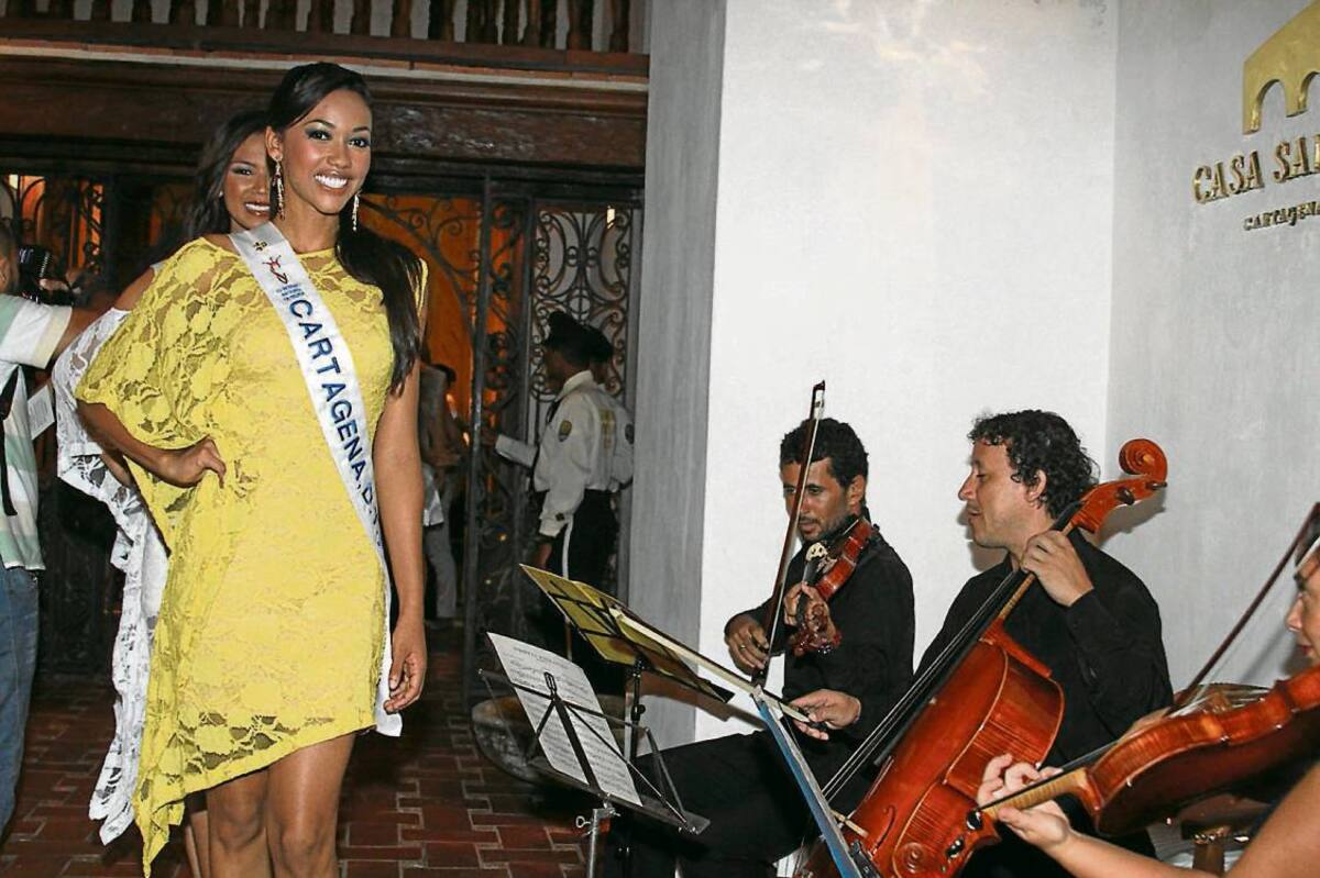 Elida Castro, de Cartagena, y las aspirantes a Señorita Colombia, fueron recibidas con violines. fotos MARUJA PARRA/EL UNIVERSAL/