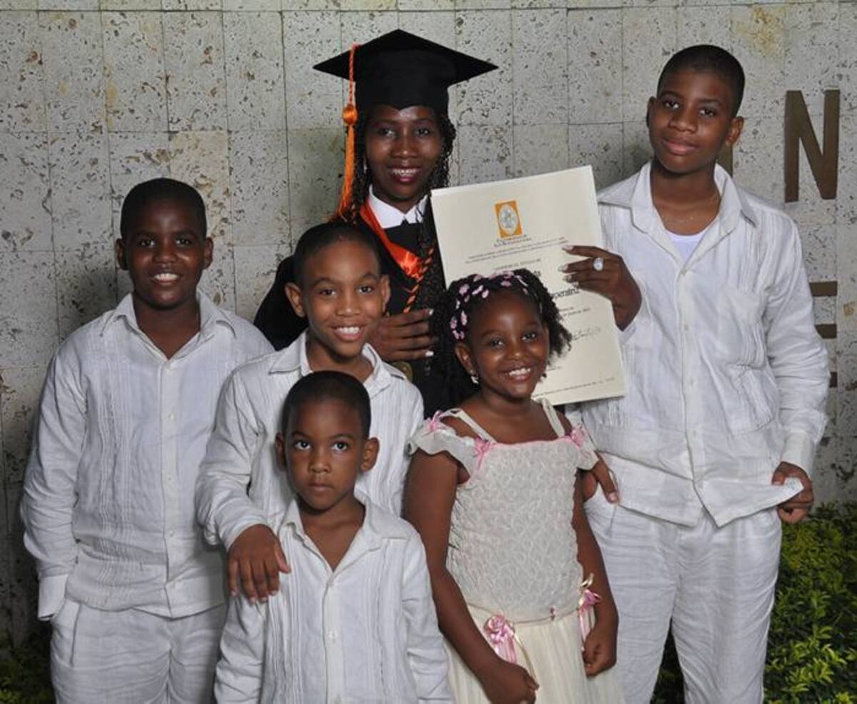 Isaura Emperatriz Córdoba Cuero, con el Diploma de Fisioterapeuta que le otorgó la Universidad de San Buenaventura Cartagena, acompañada de sus 5 hijos. CORTESÍA