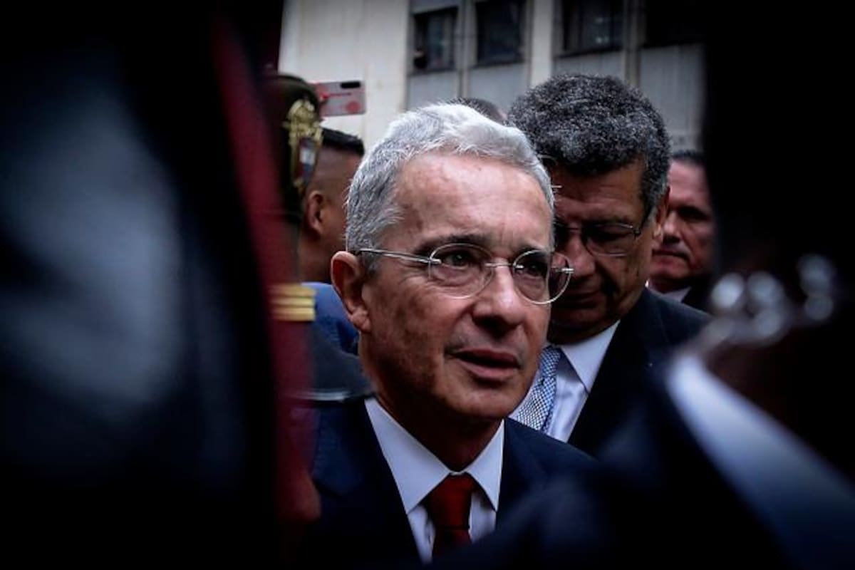 Jueza deja en libertad a Álvaro Uribe Vélez