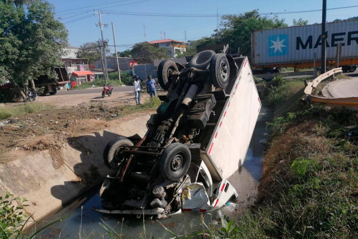 Camión cae a un canal en Mamonal