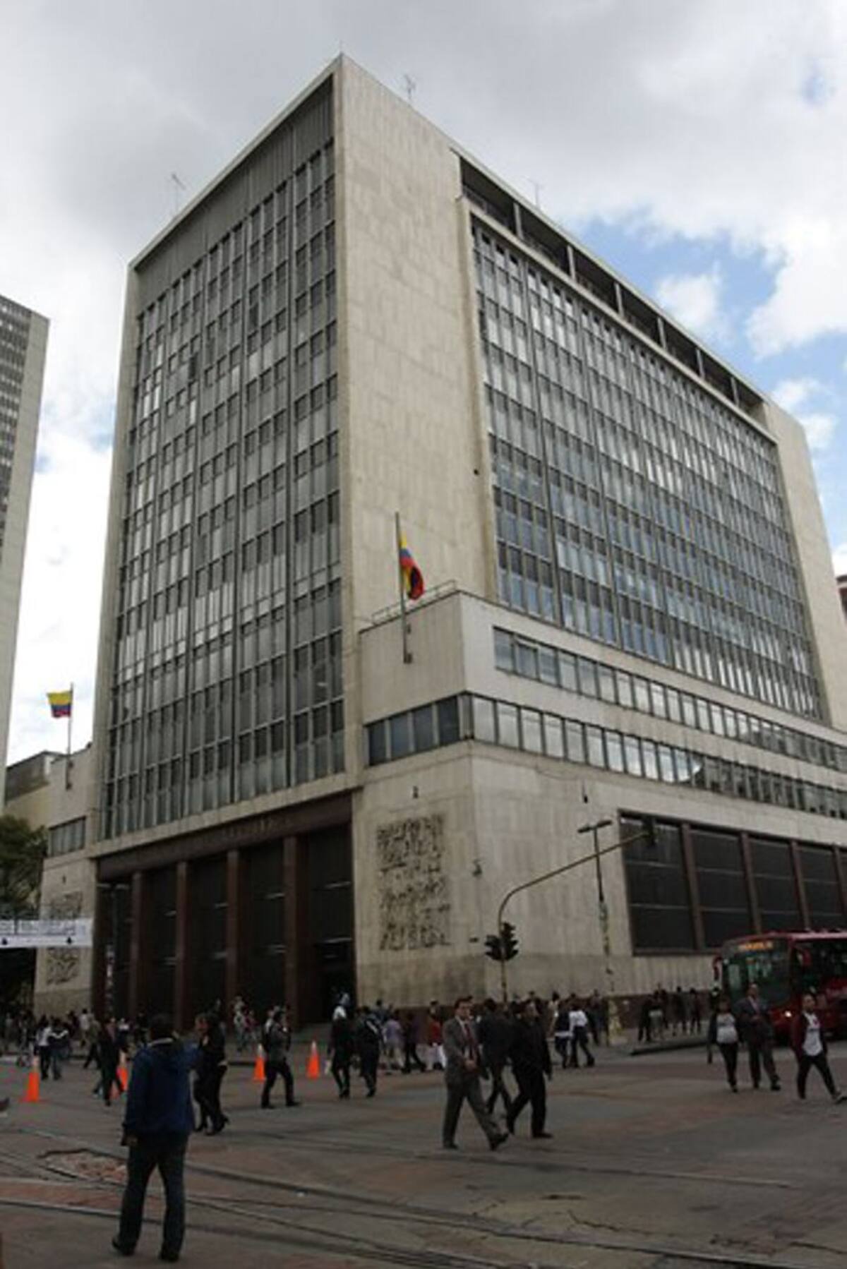 En los bancos, el número de respuestas de la encuesta de confianza es igual para la probabilidad baja y la media.