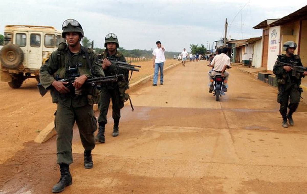 De acuerdo con las primeras informaciones, los insurgentes de las Farc habrían provocado un incendio para llamar la atención de la Fuerza Pública y luego atacarla. Colprensa