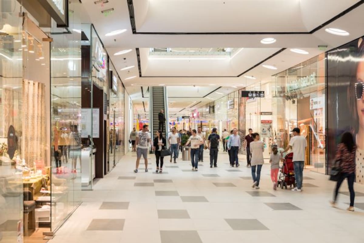 Los centros comerciales se han posicionado como templos contemporáneos de consumo que reúnen a toda una ciudad en torno a una oferta de entretenimiento, gastronomía, servicios y marcas. 123RF