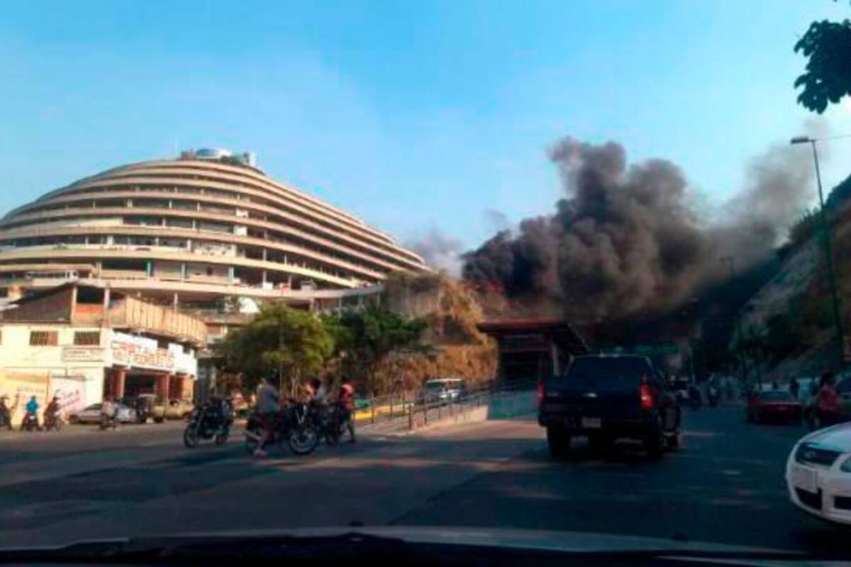 Grave incendio afecta El Helicoide, cárcel con presos políticos de Venezuela