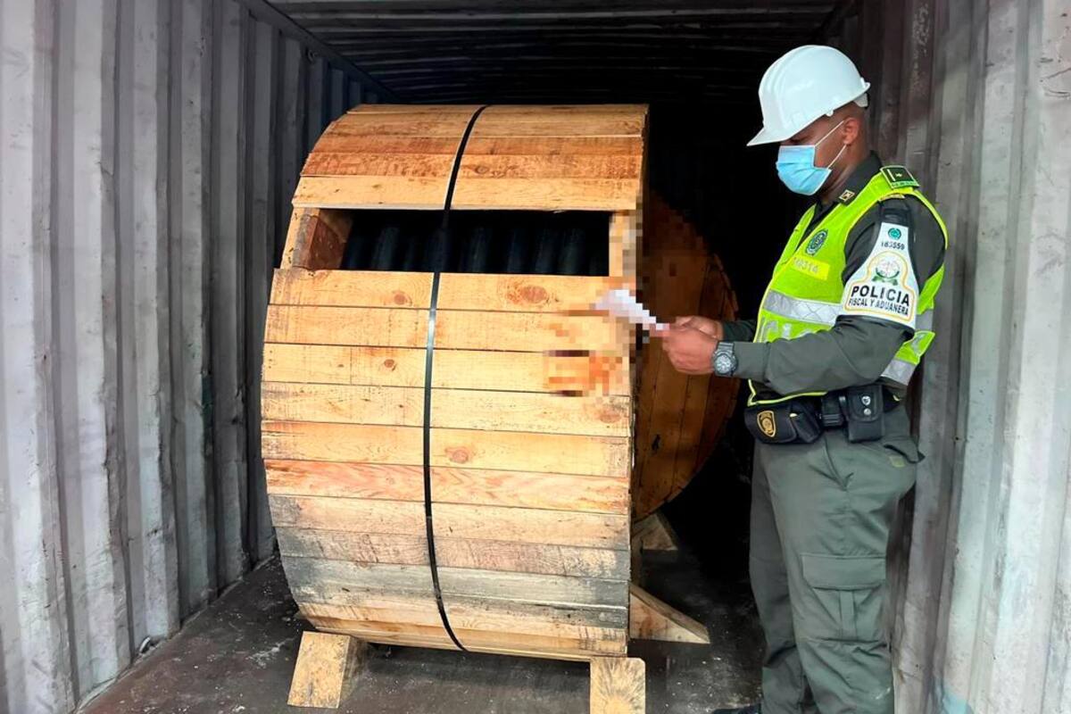 Cae contenedor con mercancía de contrabando en muelle de Cartagena
