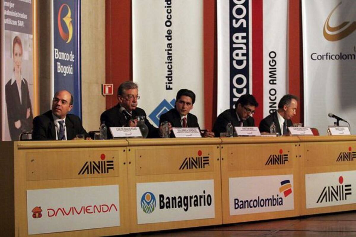 Las entidades bancarias del país durante el foro: Transferencias territoriales y gobernabilidad local, retos fiscales para el Gobierno Nacional. COLPRENSA