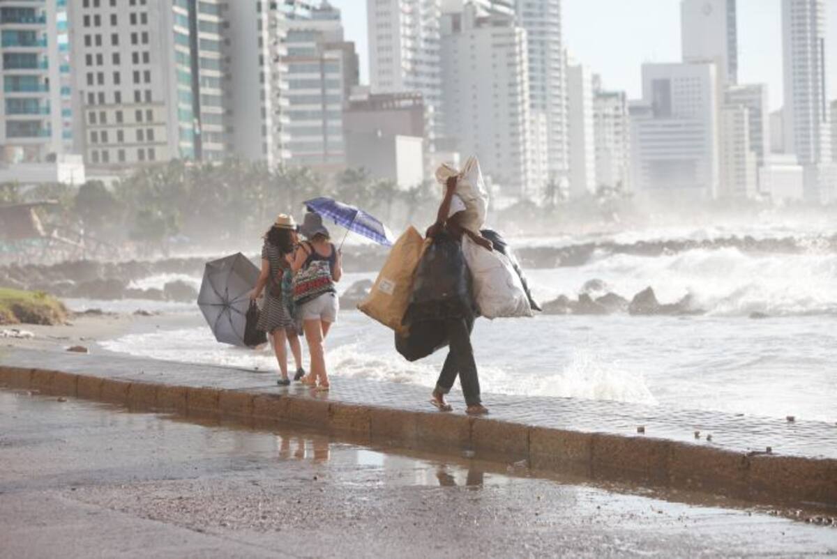 Por estos días las fuertes olas irrrumpen con fuerza en la Avenida del Malecón. Aroldo Mestre-El Universal