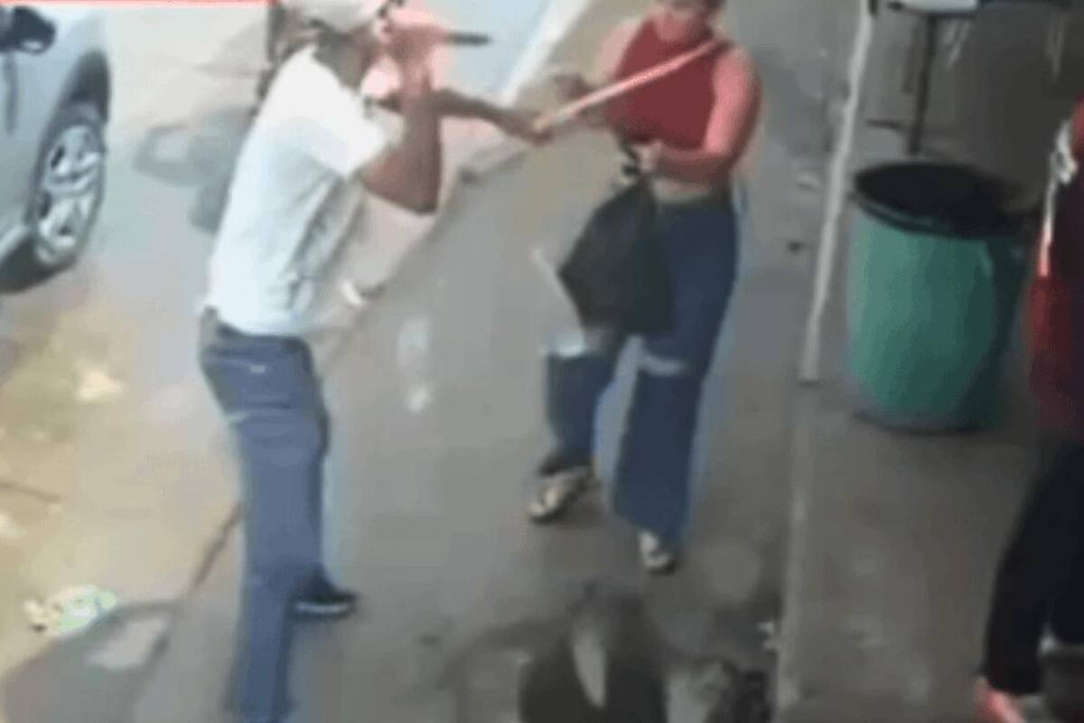 Cámara registró atraco en moto a mujer en El Prado: le sacaron un cuchillo