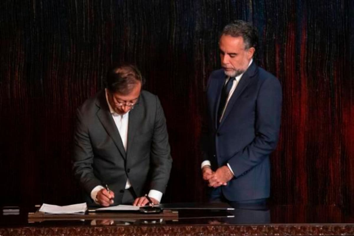 “Por hoy es silencio de ambos”: se filtra chat entre Petro y Benedetti