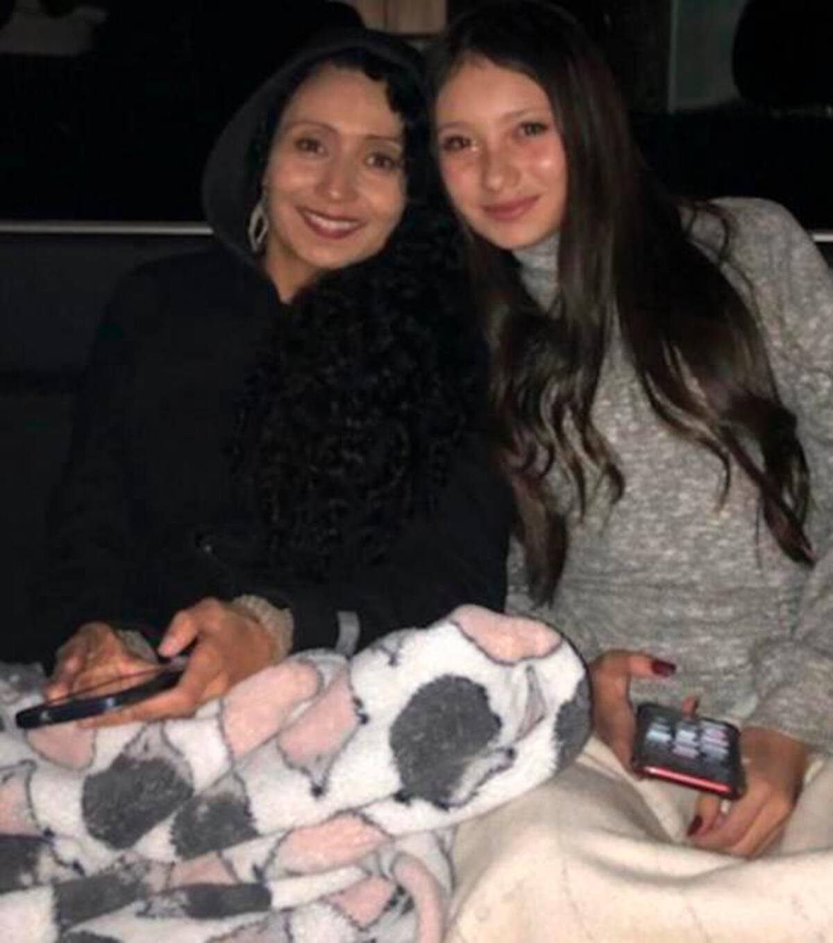 Madre e hija sufren el mismo dilema de la separación, de la pareja del matrimonio Sánchez Moreno. Menor vuelve mañana a Colombia en un vuelo humanitario mientras que su madre debe seguir esperando por un vuelo humanitario. //