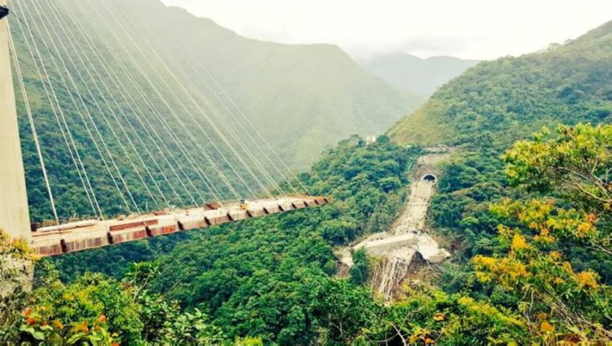 El desplome deja hasta el momento diez personas fallecidas, de las cuales nueve perecieron en el lugar de los hechos y una más cuando era trasladada a un centro asistencial de la zona. Twitter.