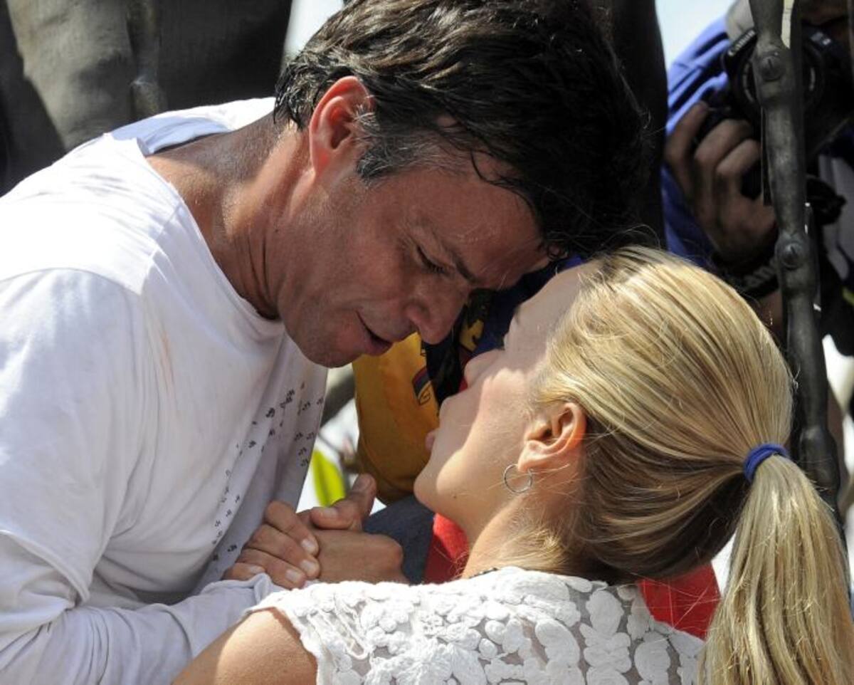 Leopoldo López y su esposa Lilian Tintorini. AFP.