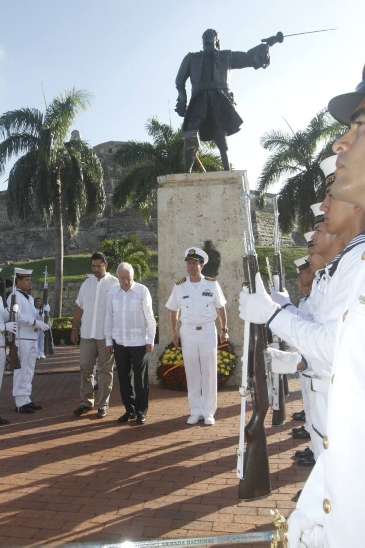 Una guardia de la Armada Nacional hizo calle de honor durante el homenaje. JULIO CASTAÑO - EL UNIVERSAL