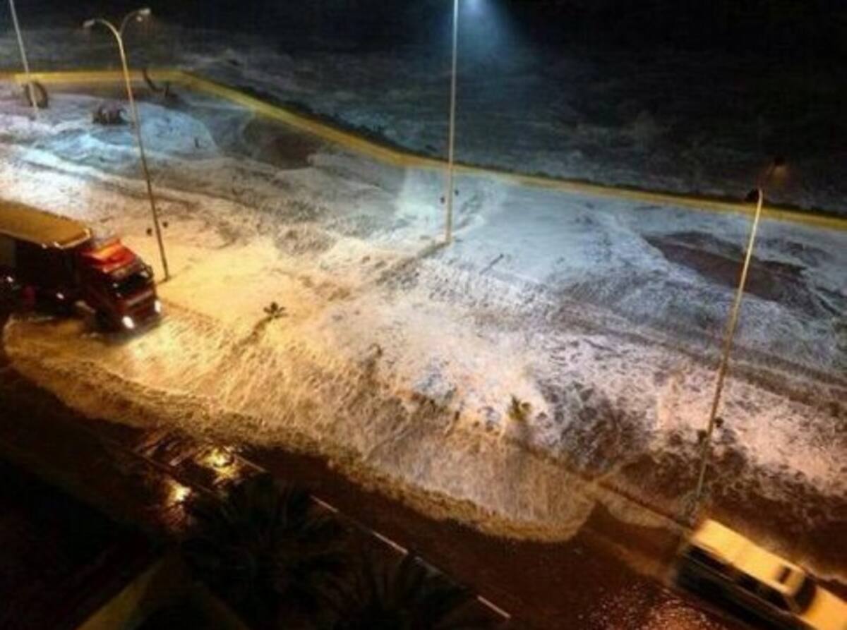 Las primeras olas llegaron a las costas de Chile tras fuerte terremoto. @EresInteligente
