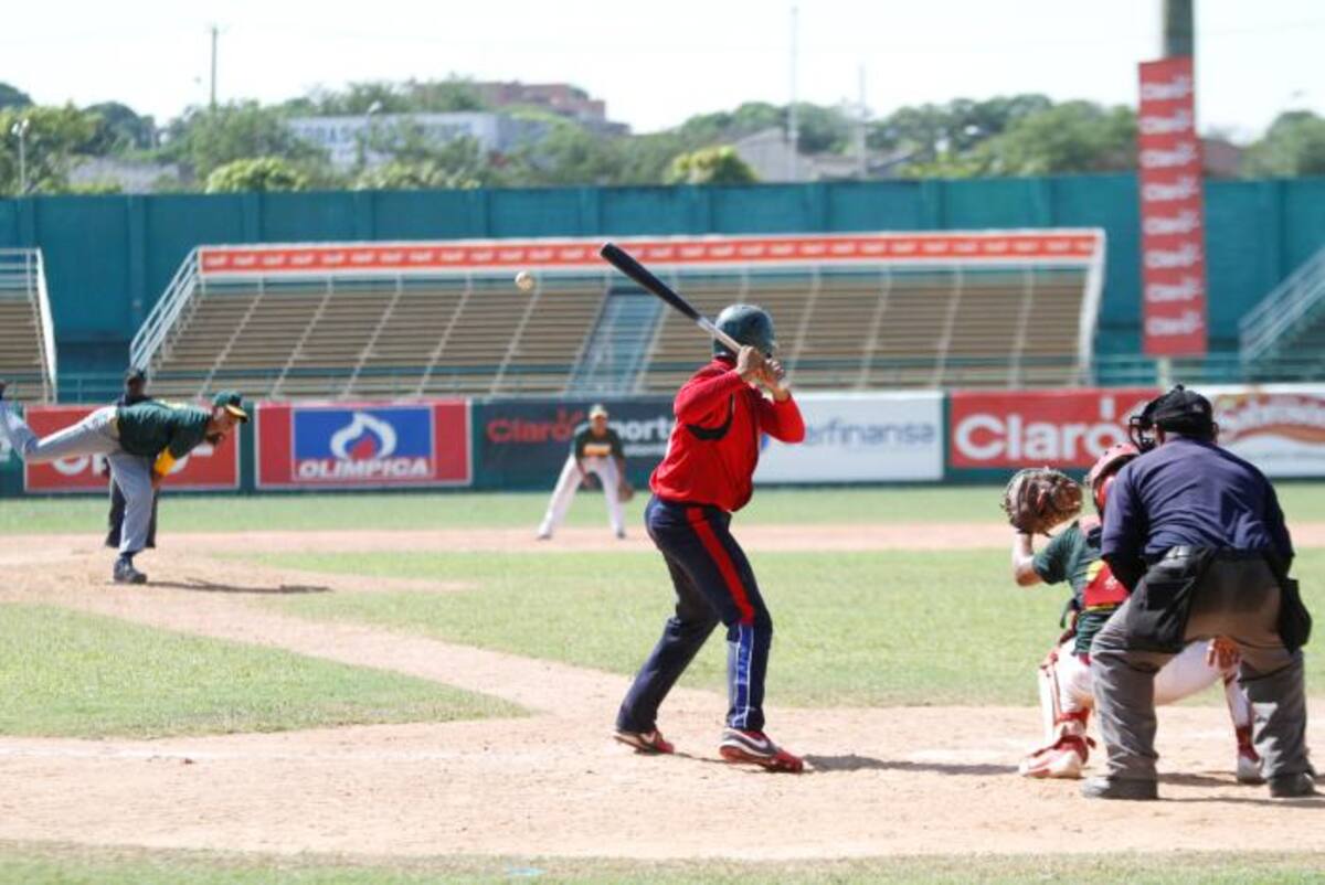 Partido entre Comfenalco y Oakland disputado ayer en el estadio Once de Noviembre. Óscar Díaz Acosta-El Universal