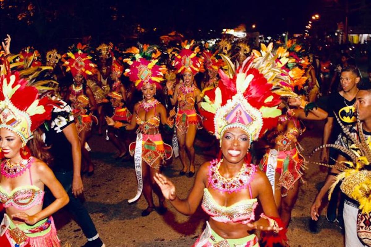 Baile de las candidatas durante desfile. Nayib Gaviria-El Universal