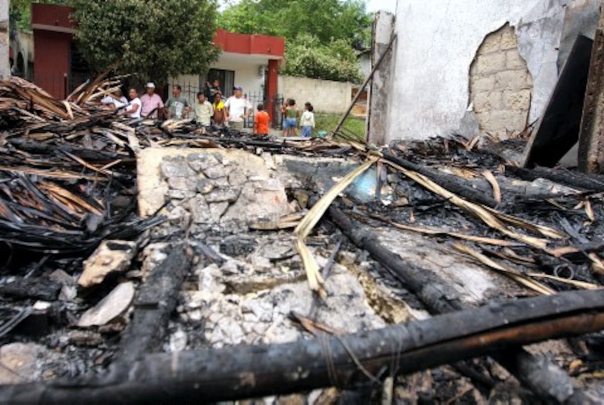 Las llamas consumieron la casa en su totalidad.