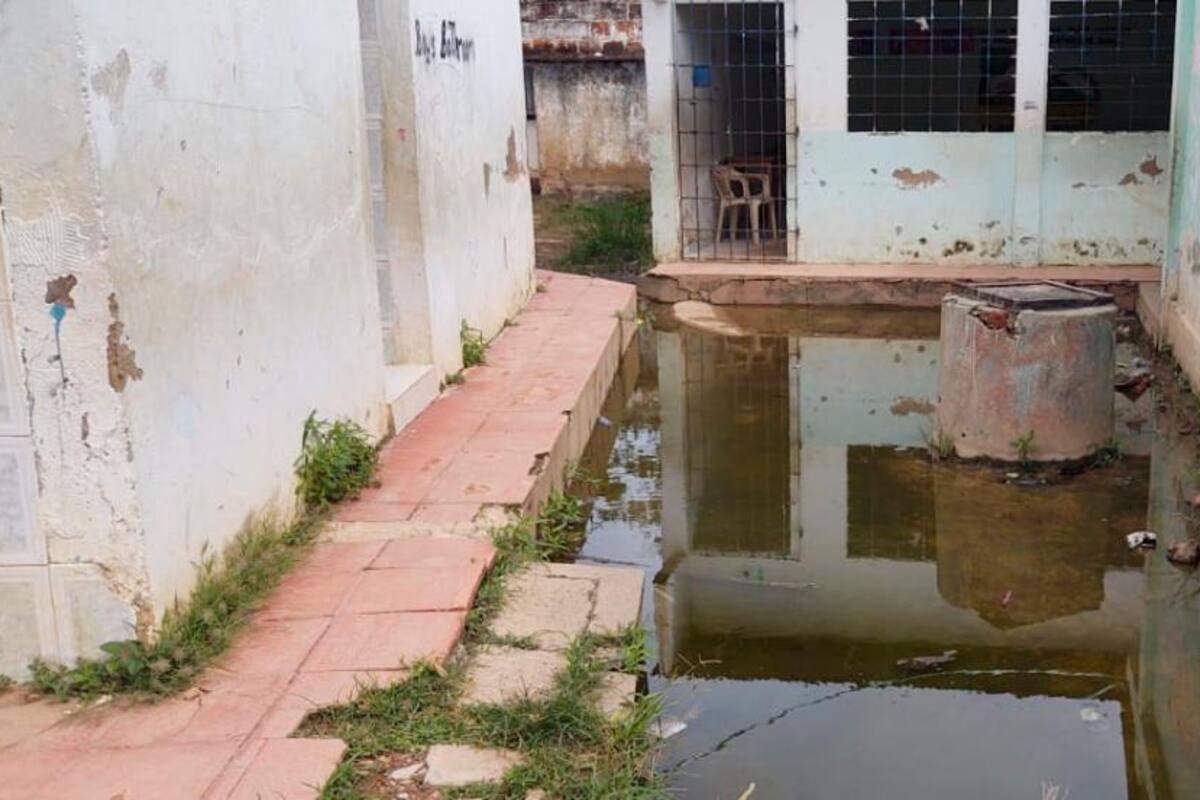 Institución Educativa en El Carmen se inunda con aguas residuales