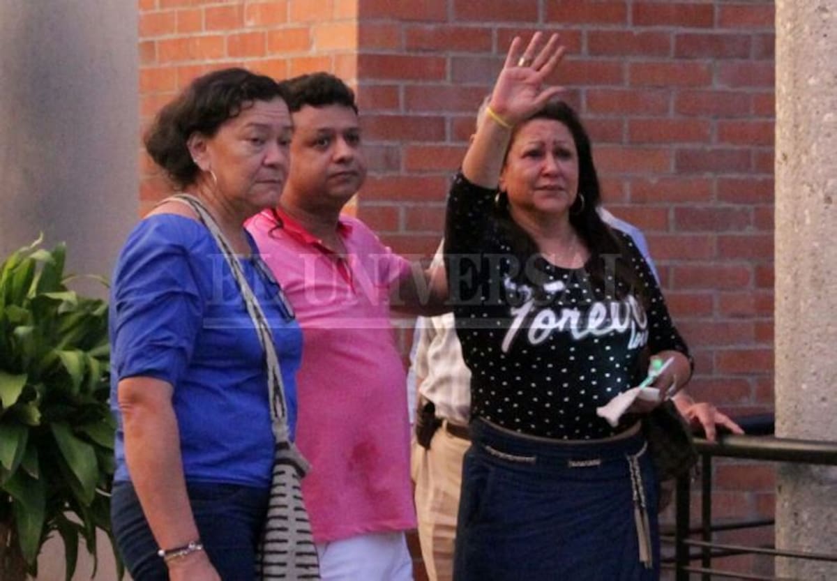 Rafael Santos, hermano de Martín Elías y su madre, Patricia Acosta, saludan a los seguidores del cantante a las afueras de Medicina Legal, en Sincelejo. Manuel Santiago Pérez-El Universal