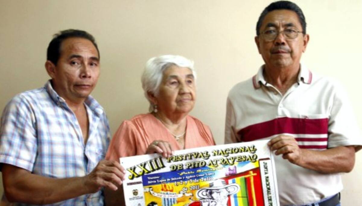Silvia López de Salcedo, Andrés Casas Salcedo, los homenajeados, y el vicepresidente del Festival, Oscar Pérez. ARCHIVO