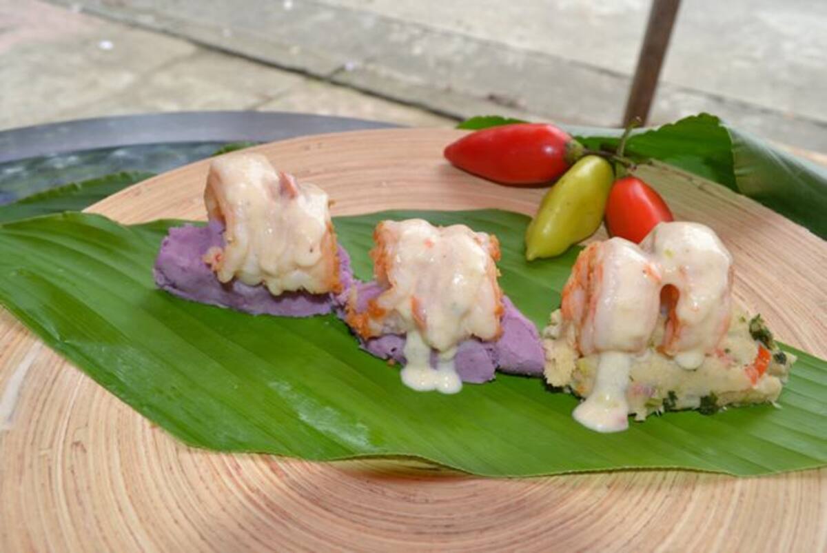 Langostinos en cama de ñampin.