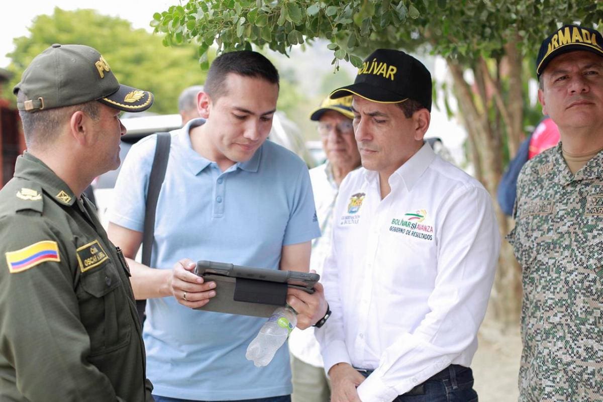El gobernador de Bolívar, Dumek Turbay, estuvo acompañando a los familiares de los desaparecidos y ratificando su apoyo en este momento difícil.