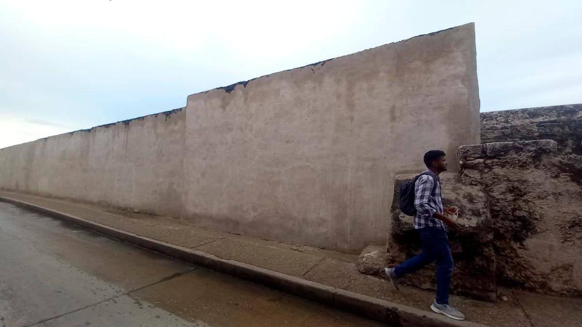 Tramo de muralla ubicada entre el baluarte de la Cruz y el baluarte menor de San Carlos. // Foto: Julio Castaño