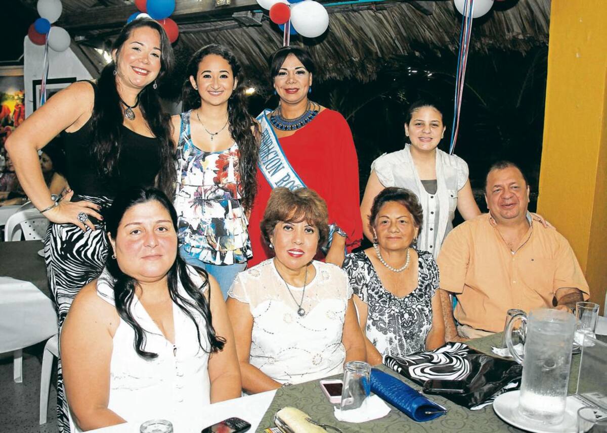 De pie: Susana Saravia, Susana Fortich, Shirley Garcés y María Camila Herazo; sentados: Martha de Herazo, Judith de Martelo, Sol Arismendi y Raymundo Herazo.