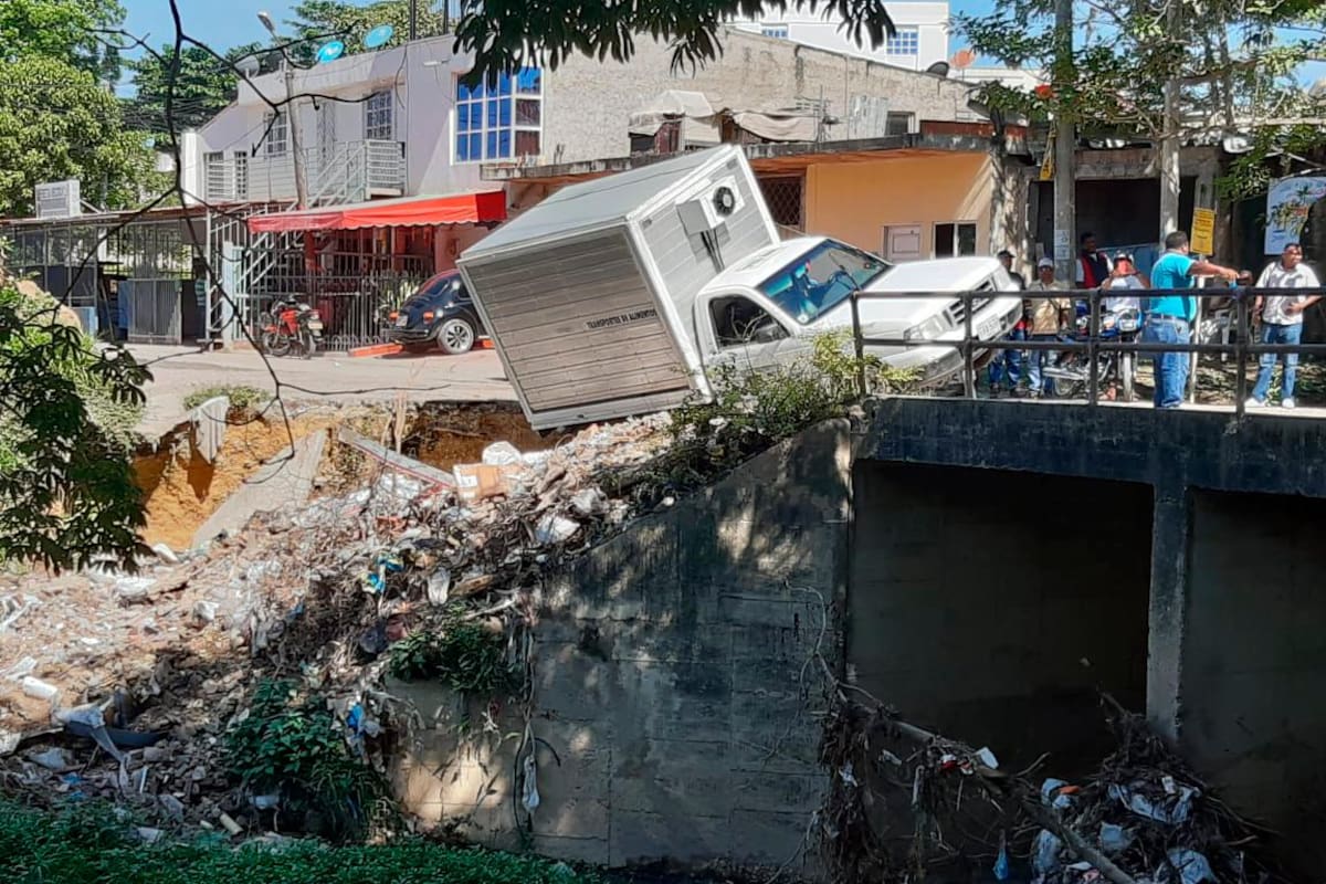 Por deterioro de puente, faltó poco para que este camión cayera al canal Ricaurte