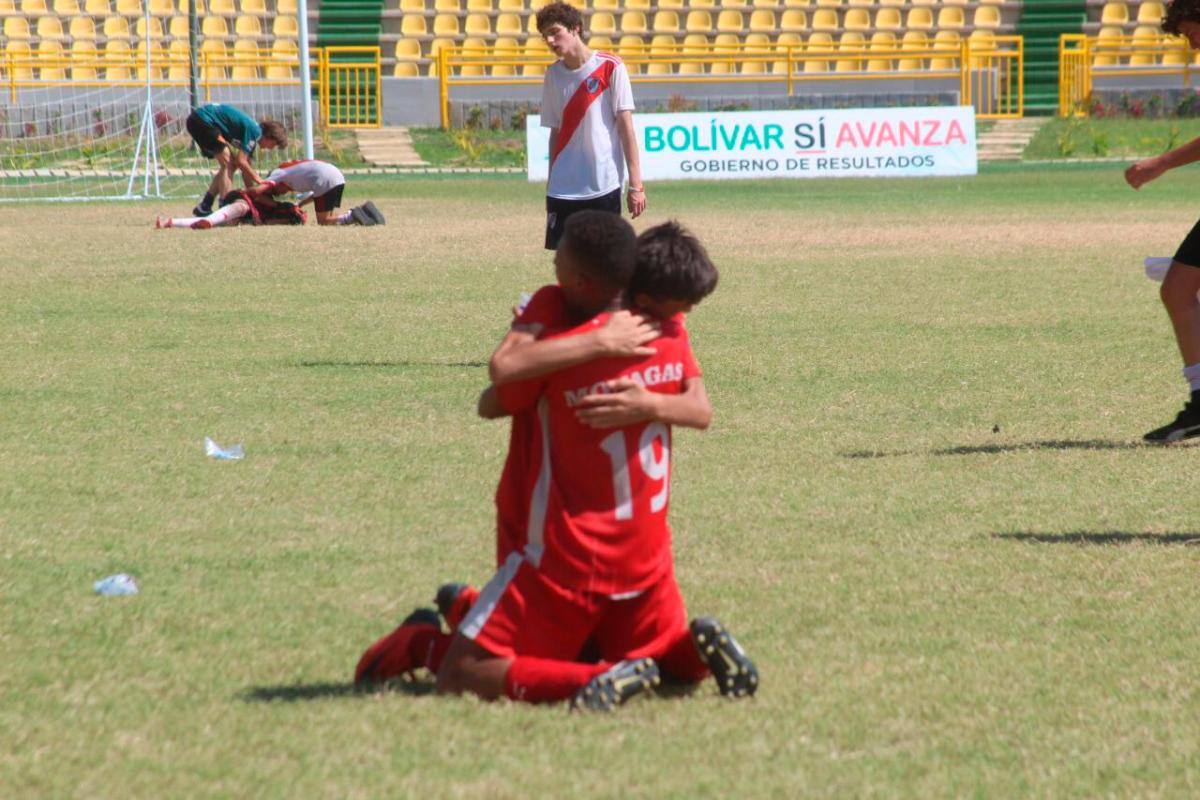 Monagas de Venezuela le dio vuelta al marcador con un jugador menos y se quedó con el título en la categoría sub 15. // CORTESÍA