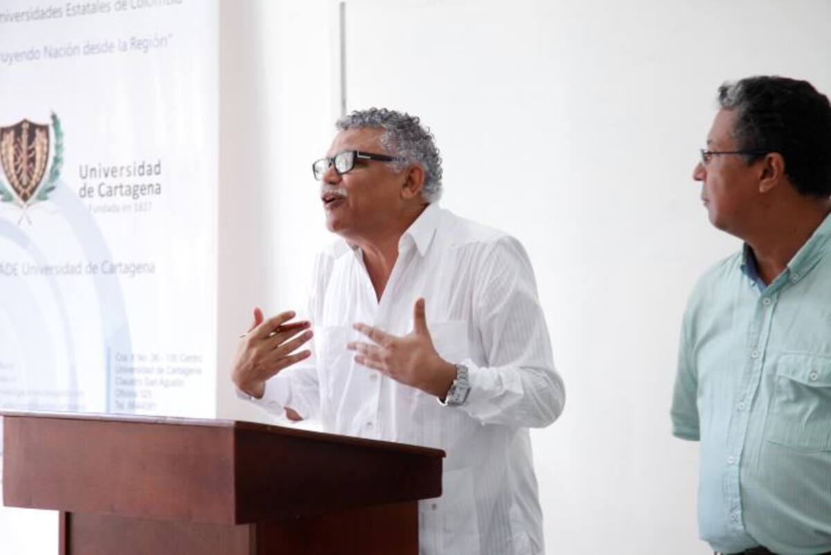 El historiador Alfonso Múnera dictó la conferencia inaugural del Seminario Internacional de Estudios del Caribe. Lo acompaña, el investigador Amaranto Daniels, quien abrió el panel sobre diálogos de paz. Aroldo Mestre-El Universal