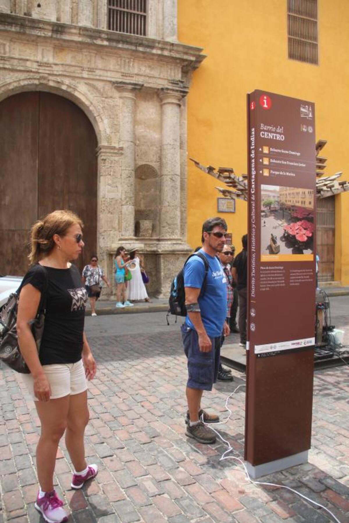 Las primeras señales se exhibieron ayer en la Plaza Santo Domingo. Contienen información para que los turistas se ubiquen en el sitio turístico donde estén. Óscar Díaz-El Universal
