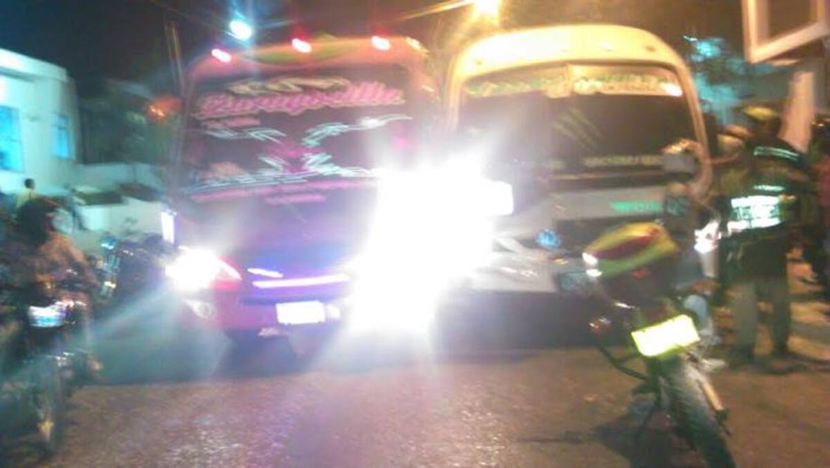 La disputa terminó en vidrios quebrados y choque entre los dos automotores. Foto: Cortesía
