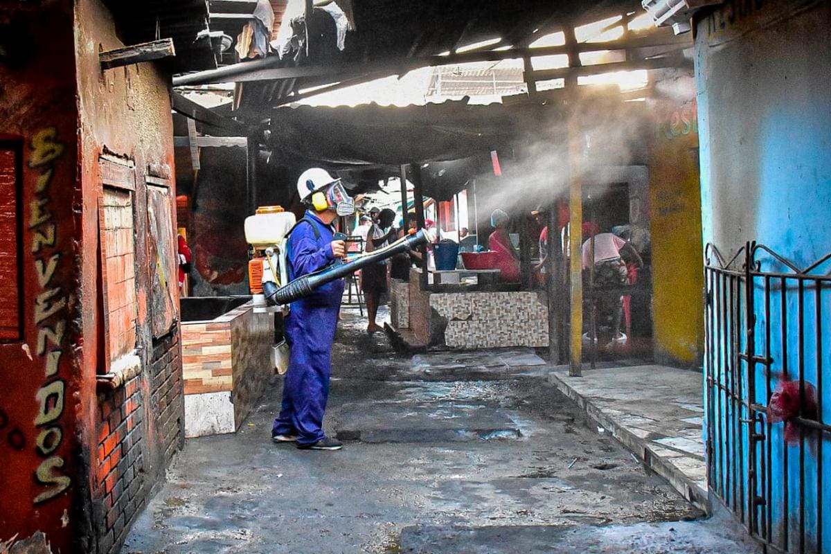 Distrito realizó jornada de fumigación en el mercado de Bazurto