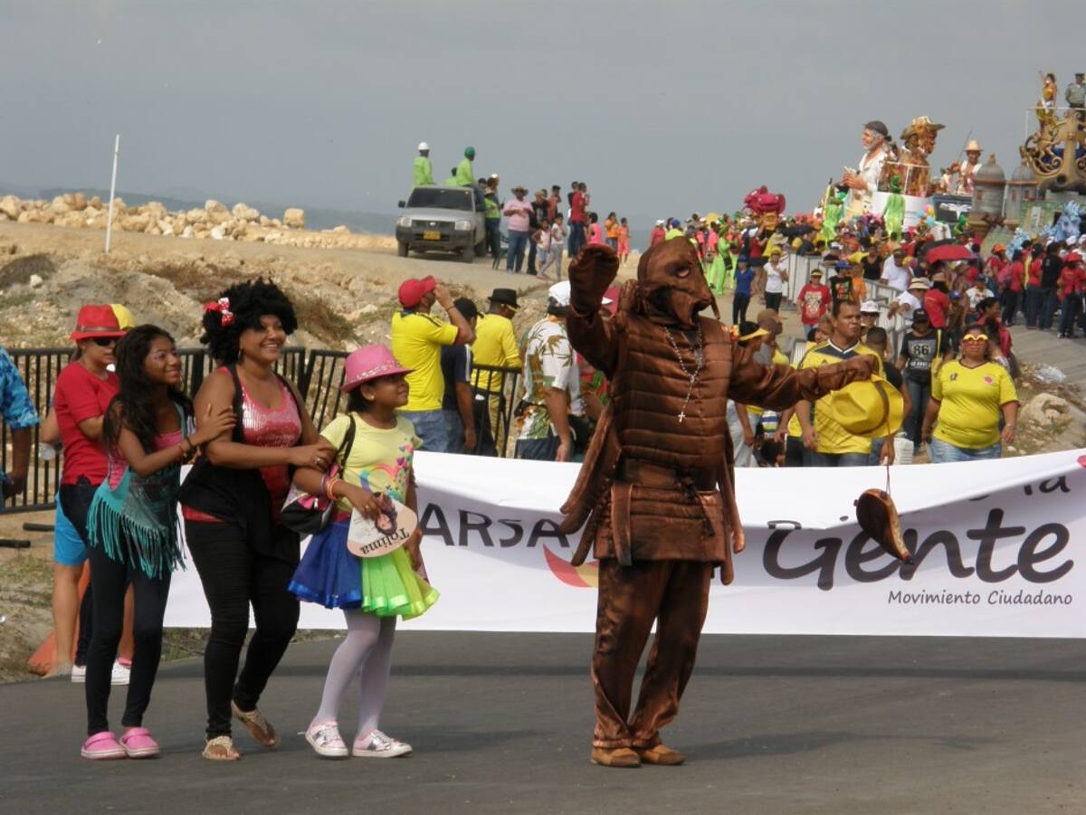¿A qué no adivinan quién está detrás de este disfraz de alacrán…;? Es un personaje bien conocido…; relacionado con el proyecto que más dolores de cabeza le ha dado a la ciudad…; Se los dejo de tarea…; Pero si es el que están pensando…; están caliente…; caliente…;