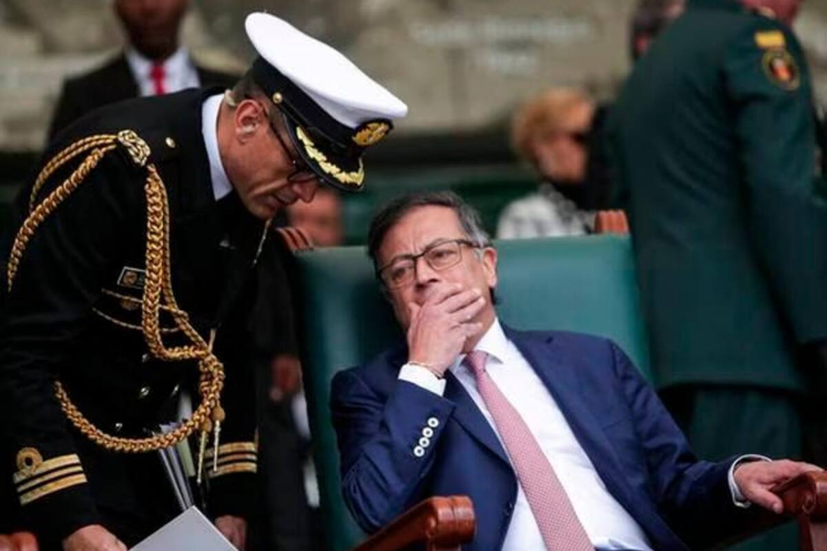 Abuchean a Gustavo Petro por tardanza en ceremonia de ascensos