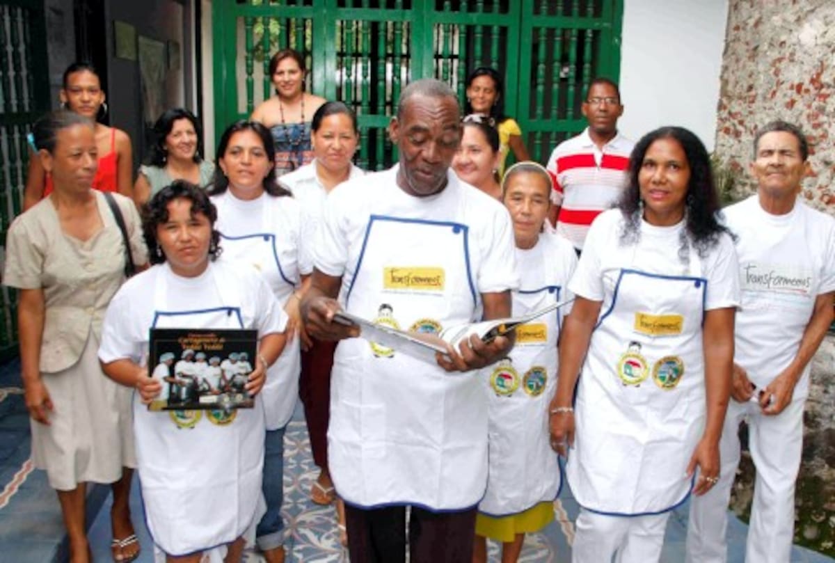 Algunos de los participantes de este libro de recetas populares de la cocina cartagenera. ZENIA VALDELAMAR-EL UNIVERSAL