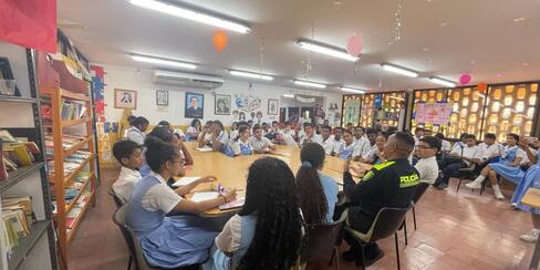 Policía impulsa la lectura entre jóvenes con talleres literarios en Cartagena