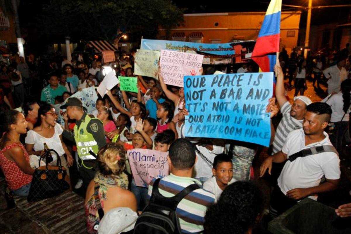 Protesta de la comunidad de Getsemaní contra consumidores de drogas y borrachos en la Plaza de la Trinidad. JULIO CASTAÑO - EL UNIVERSAL
