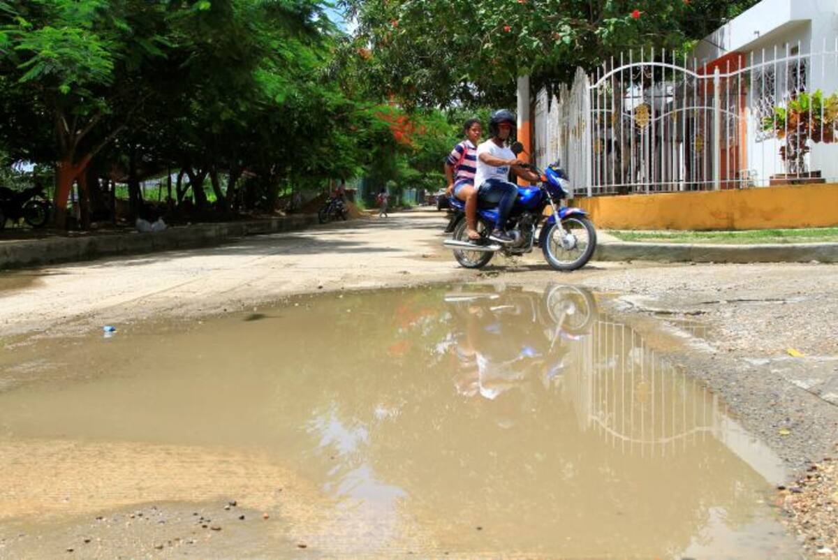 Las busetas que antes transitaban por las calles internas las dejaron en este estado. foto julio castaño