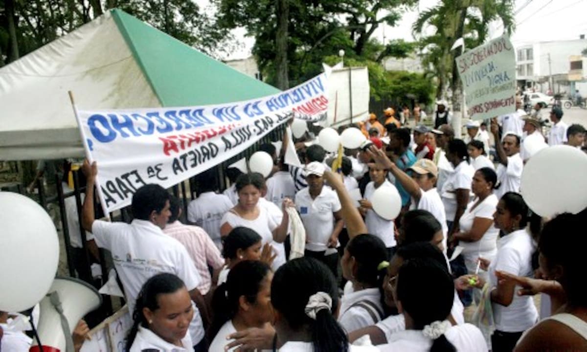 Los beneficiarios marcharon hasta la sede de la Gobernación de Sucre. EDGAR CASTILLO/EL UNIVERSAL/