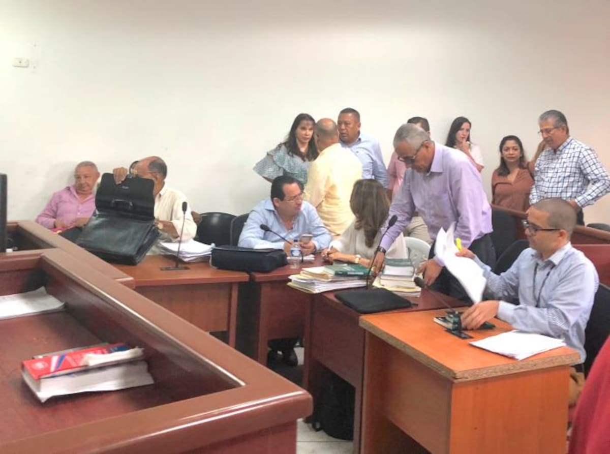 Los políticos cobijados con la medida no podrán salir del país y deberán presentarse cuando se les requiera. El Universal