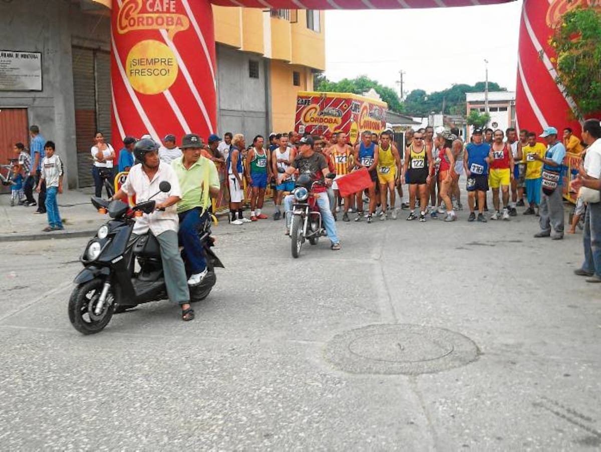Atletas de diferentes municipios cordobeses participaron en la Carrera Atlética Navideña del barrio Sucre en Montería.