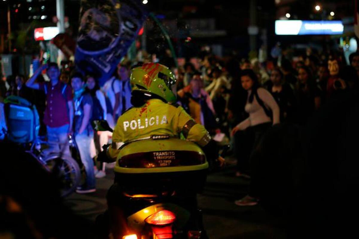Los uniformados también fueron atacados con bolas de pintura. // Colprensa