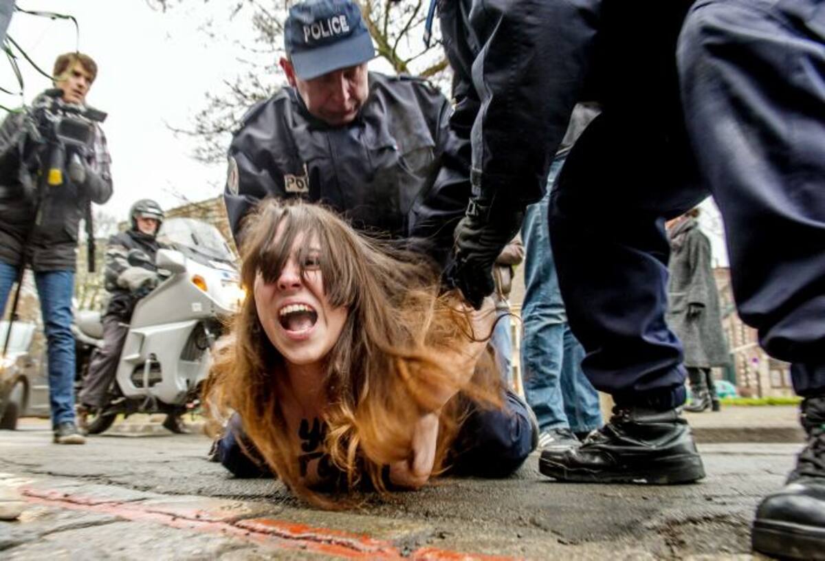 La llegada de Strauss-Kahn al tribunal de Lille, norte de Francia, fue tumultuosa debido a que tres mujeres del movimiento Femen con los pechos desnudos se abalanzaron sobre su automóvil. AFP PHILIPPE HUGUEN